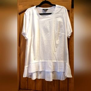 Stylish Simply Vera Wang white short sleeve top with unique pleating at bottom.
